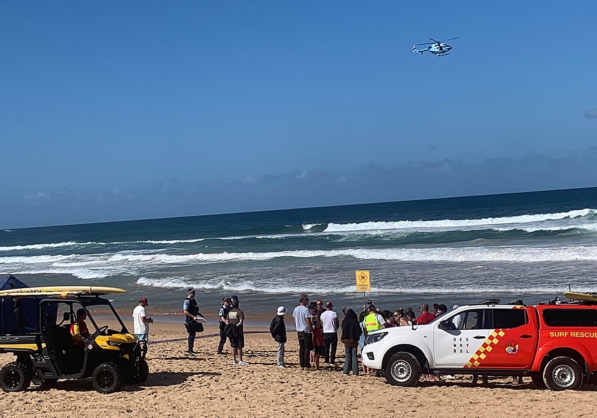 Servicios de emergencia en la playa Long Reef