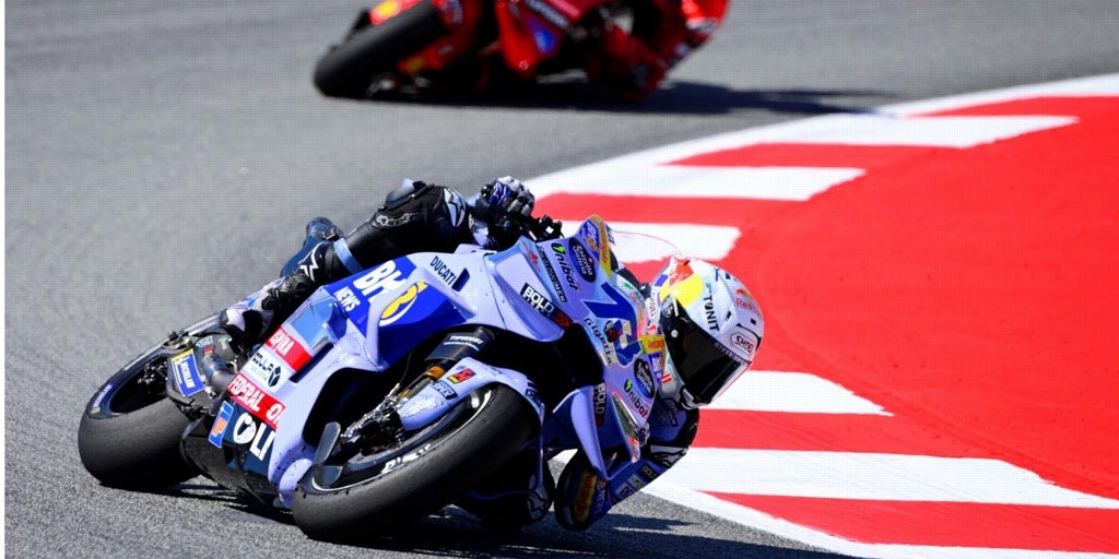 Álex Márquez se cae y deja en bandeja el Mundial a su hermano Marc