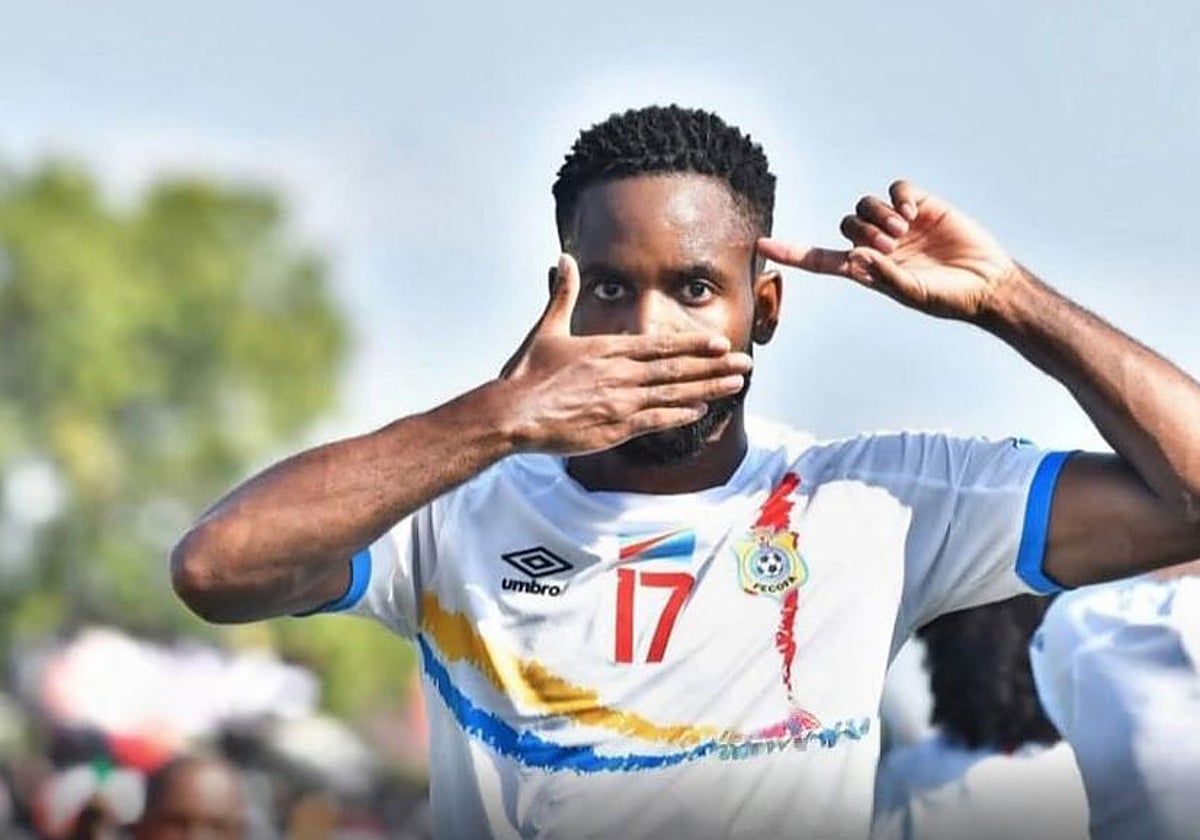 Bakambu celebra uno de sus goles con la RD Congo