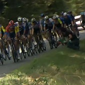 Un manifestante propalestino provoca una caída a 50 kilómetros de meta