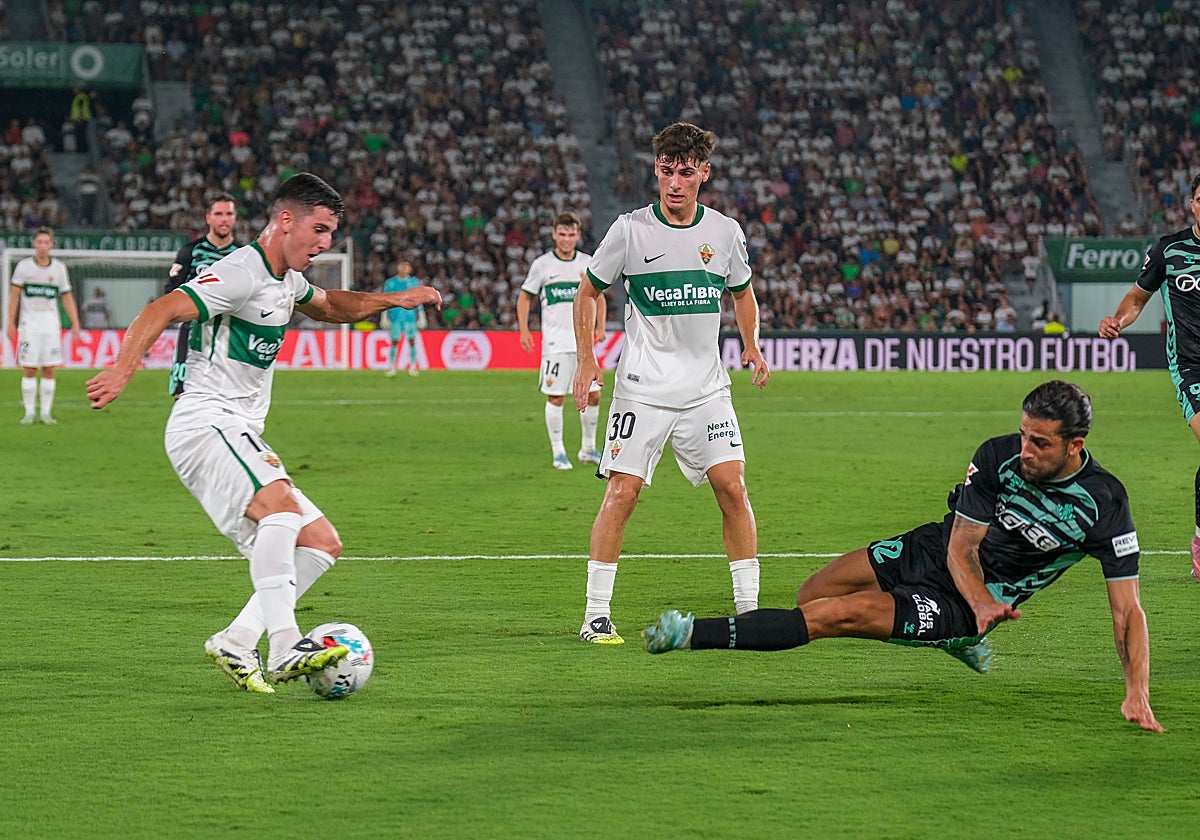 Rafa Mir, durante el partido Elche-Betis de la primera jornada
