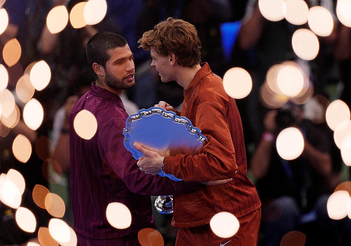 Carlos Alcaraz y Jannik Sinner se saludan tras el partido