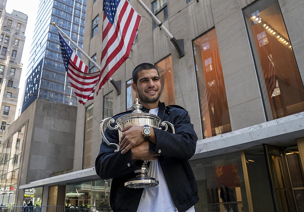Alcaraz posa en el Rockefeller Center de Nueva York con el trofeo de campeón del US Open