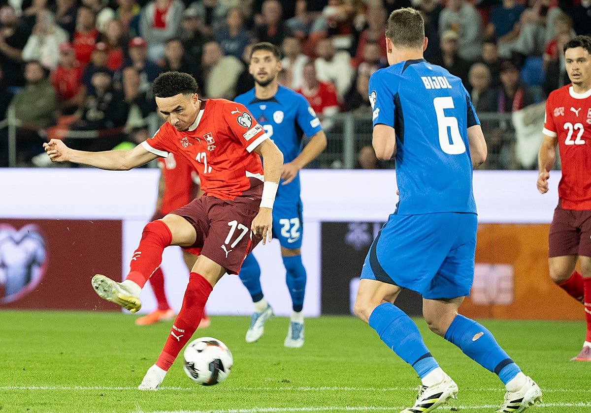 Vargas golpea el balón en el partido ante Eslovenia