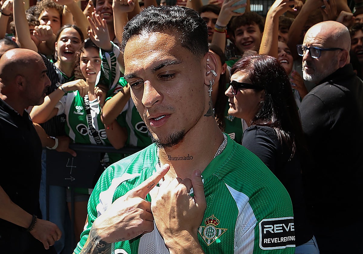 Antony se señala su tatuaje