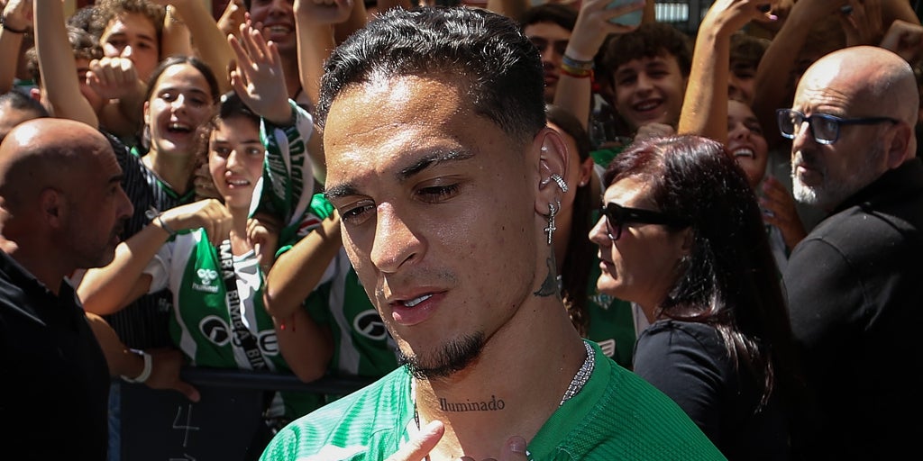 El Betis comercializará una línea de ropa que se llamará 'Iluminado' en honor a Antony