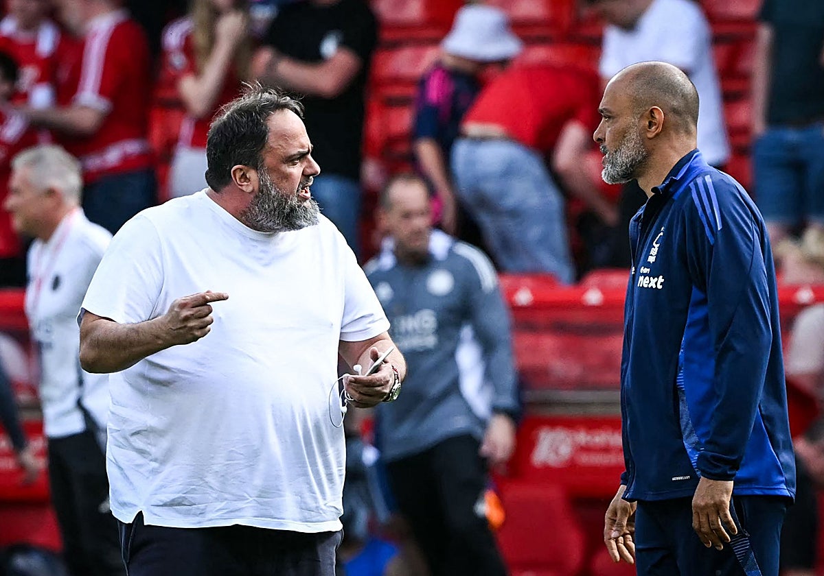 Evangelos Marinakis discute con Nuno tras un partido