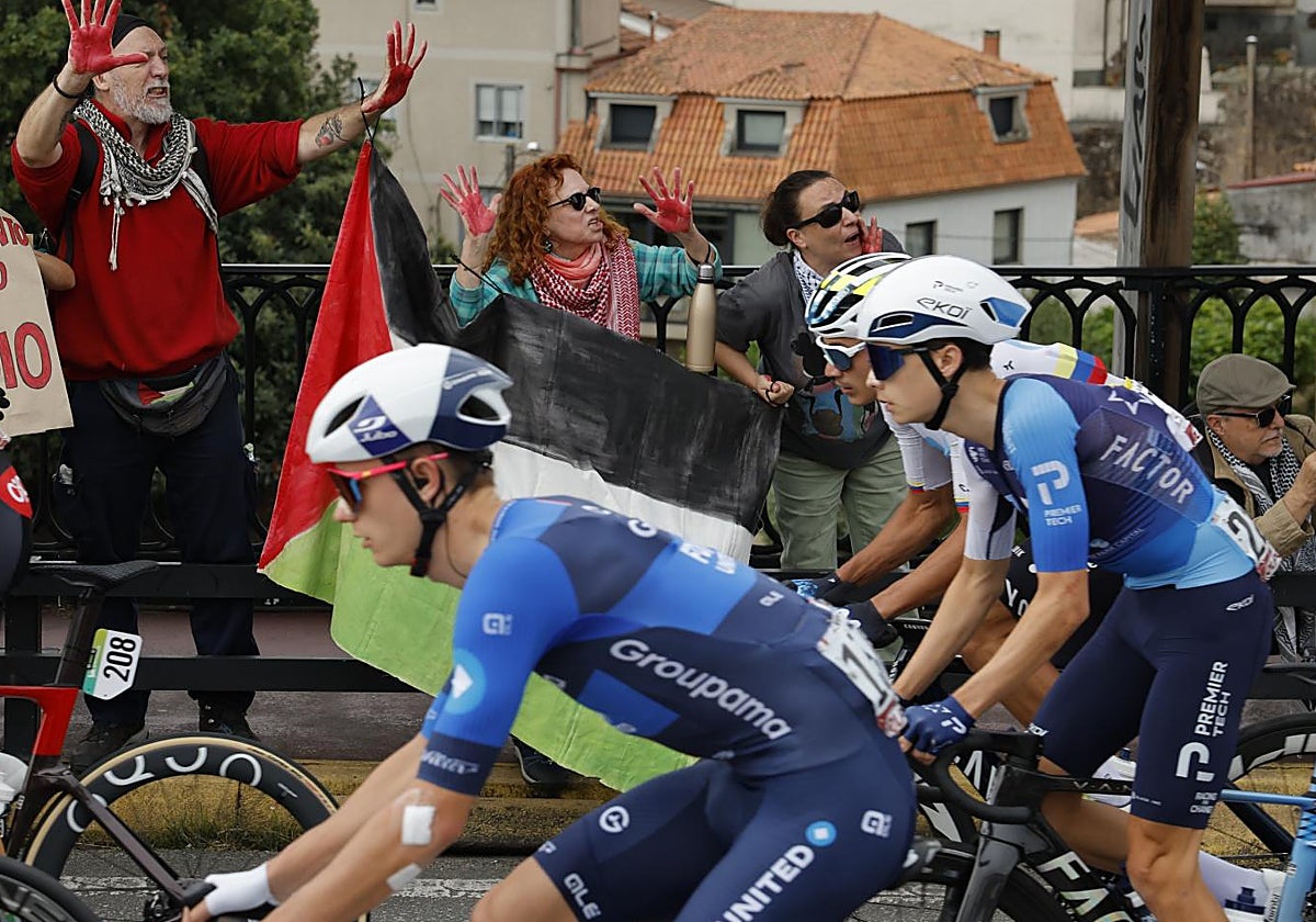 Ciclistas del Israel, durante la etapa 16 de la Vuelta