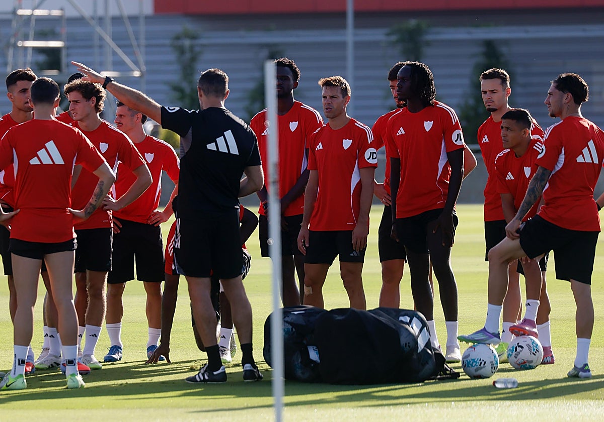 El Sevilla FC sigue recortando el coste de su plantilla y fija su horizonte en 2027
