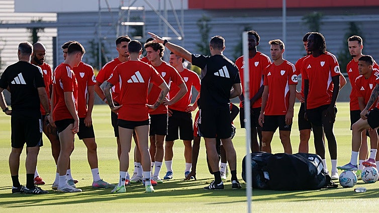 El Sevilla FC sigue recortando el coste de su plantilla y fija su horizonte en 2027