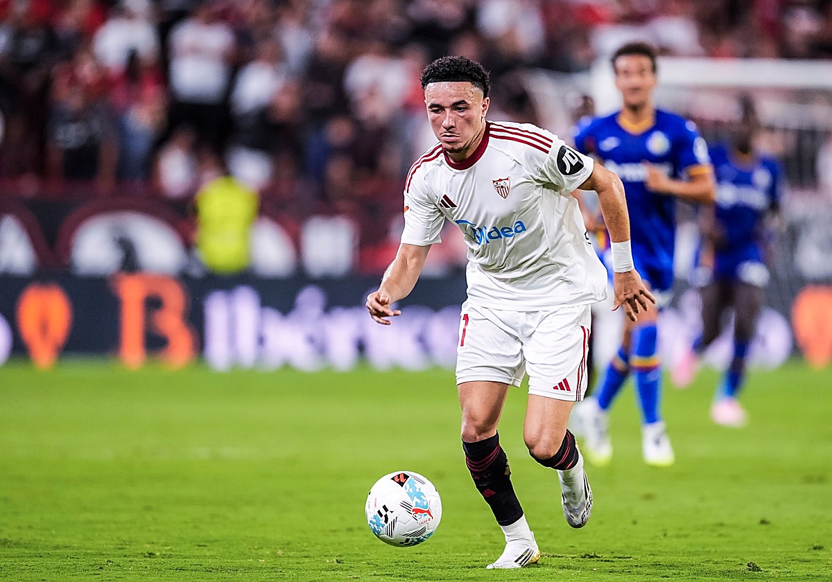 El sevillista Vargas conduce la pelota en el partido ante el Getafe