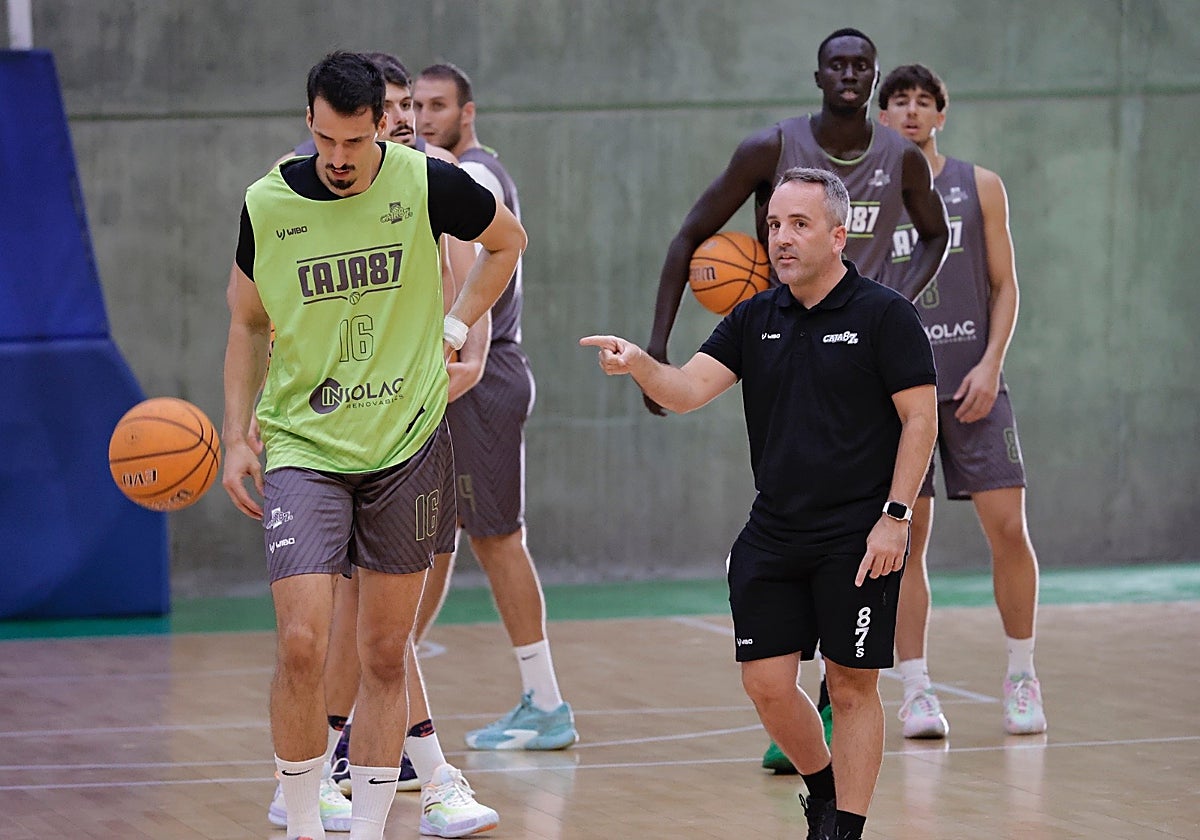 Eloy Ramírez, dirigiendo un entrenamiento reciente del Insolac Caja 87