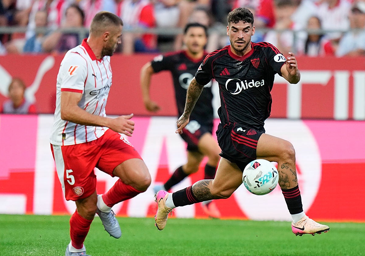 Isaac, con la pelota en el Girona - Sevilla de la tercera jornada liguera