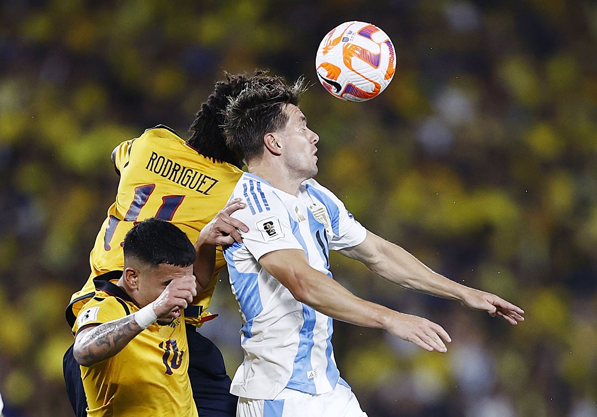 Lo Celso salta con dos rivales durante el Ecuador - Argentina