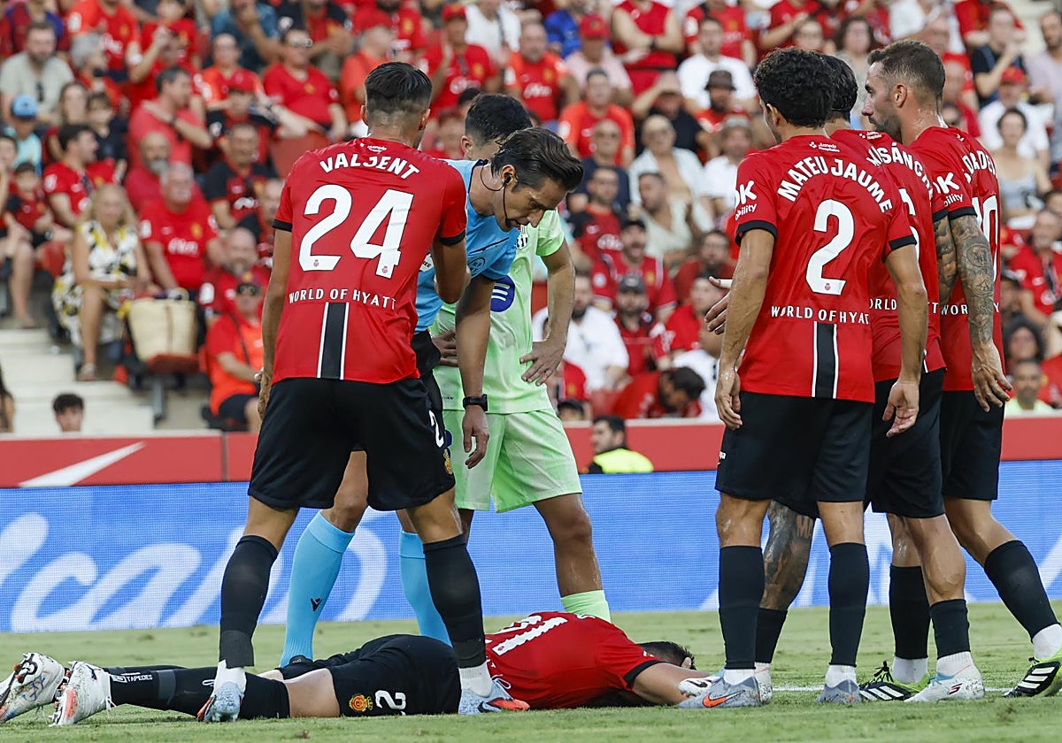 Raíllo, defensa del Mallorca, tendido en el suelo justo antes del gol de Ferran