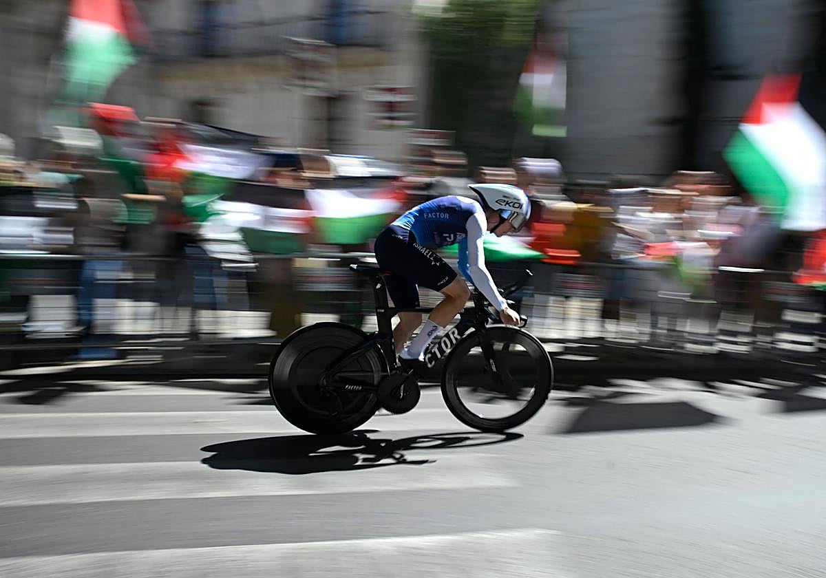 Manifestantes proPalestina al paso de los ciclistas