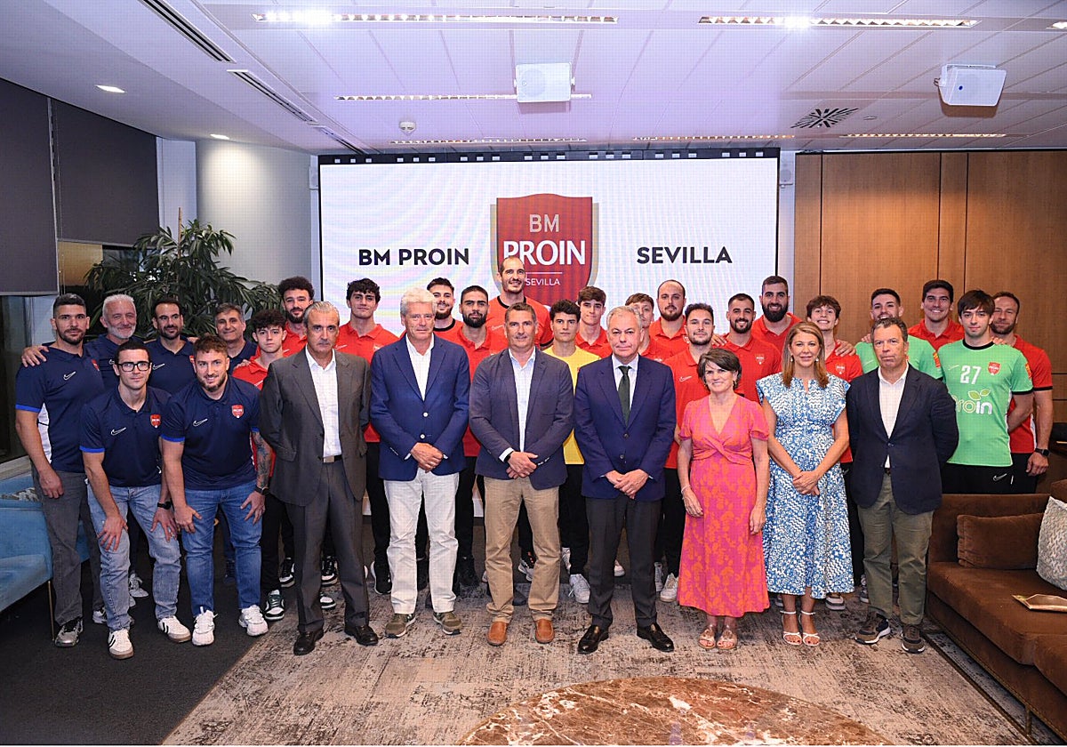 José Luis Sanz, junto a la plantilla del Balonmano Proin en Torre Sevilla