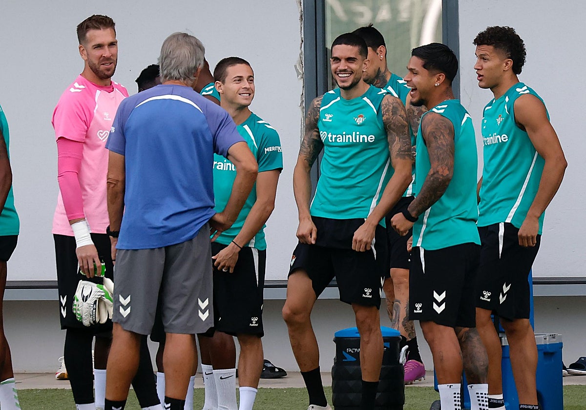 Bartra sonríe antes de un entrenamiento en plena charla con Adrián, Pellegrini, Riquelme, Cucho Hernández y Deossa