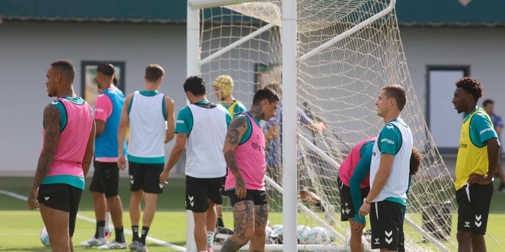 Sin destino para Chimy en los mercados abiertos; el delantero seguirá en el Betis hasta enero