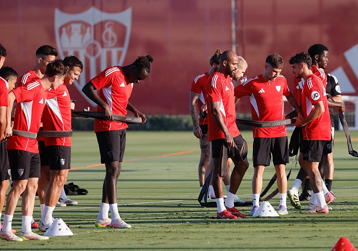 Los jugadores del Sevilla, durante el entrenamiento previo a la visita del Elche al Sánchez-Pizjuán