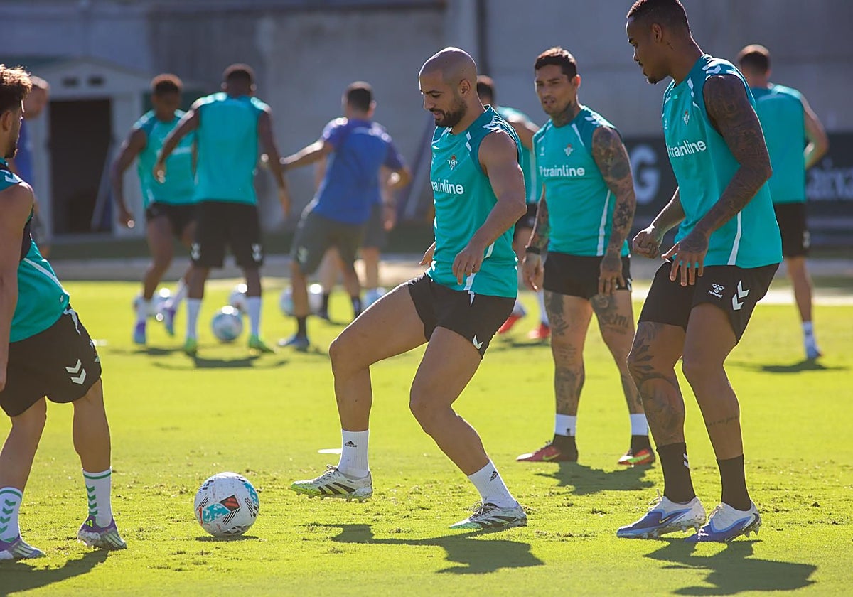 Amrabat, en su primer entrenamiento con el Betis