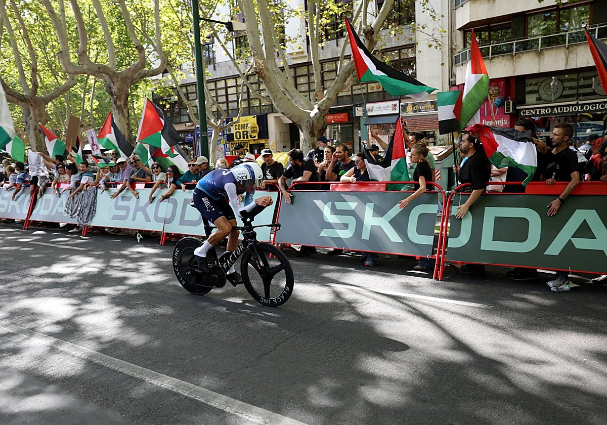 Un ciclista del equipo Israel en la crono de Valladolid