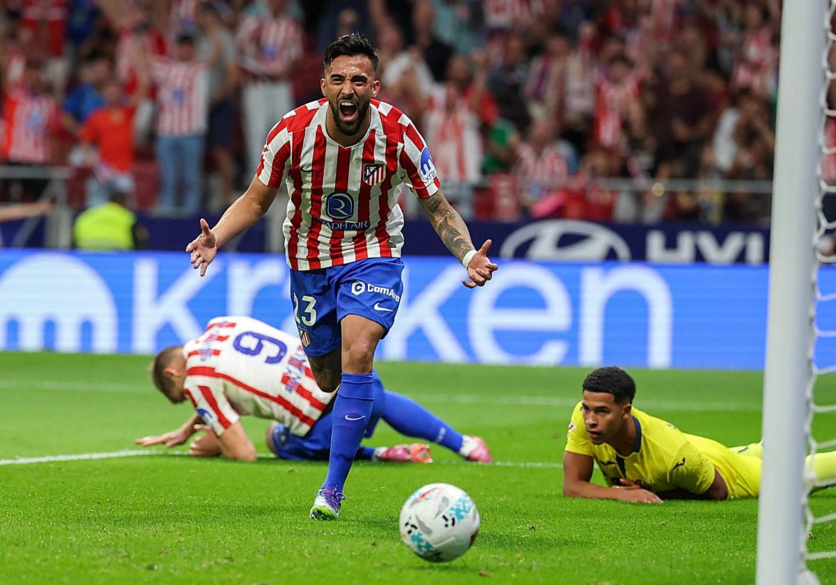 Nico González, autor del 2-0, celebra su primer gol con el Atlético en su debut como rojiblanco