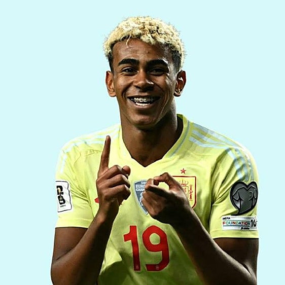 Lamine Yamal durante un partido con la selección española