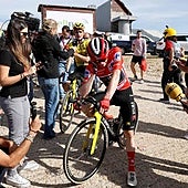 Vingegaard muestra su orgullo de campeón a los activistas insolidarios