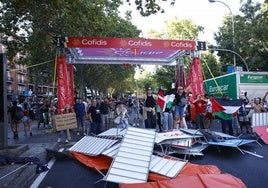 Barricada de vallas junto a la pancarta del último kilómetro