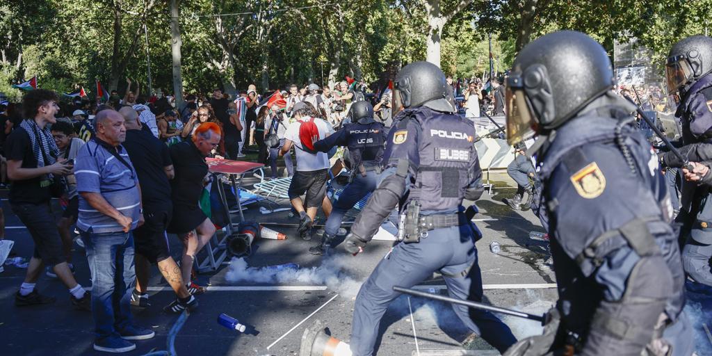 La Vuelta a España acaba en violencia total y sin llegar a la meta