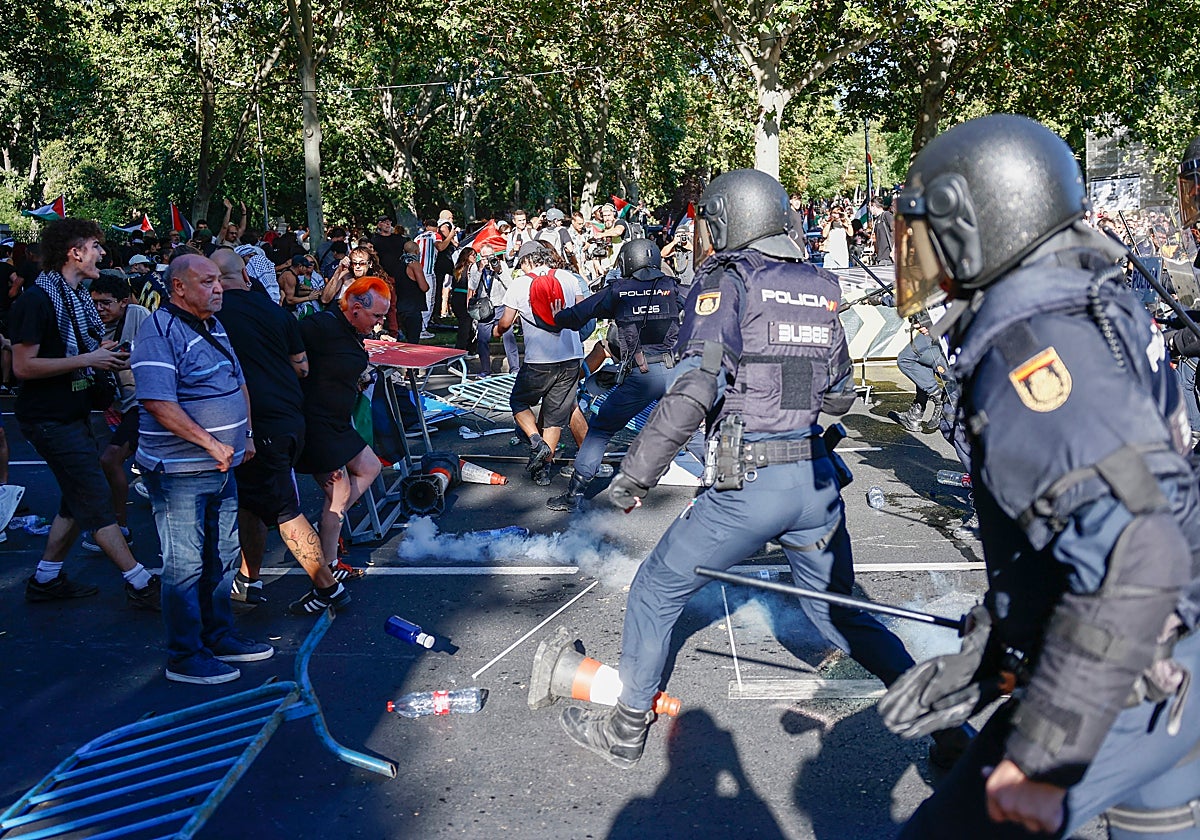 Botellazos a policías, agresiones a periodistas e insultos a los aficionados: así fue el polvorín de los violentos que reventó la Vuelta
