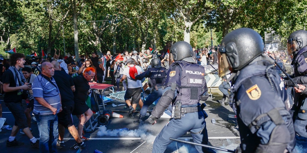 Botellazos a policías, agresiones a periodistas e insultos a los aficionados: así fue el polvorín de los violentos que reventó la Vuelta