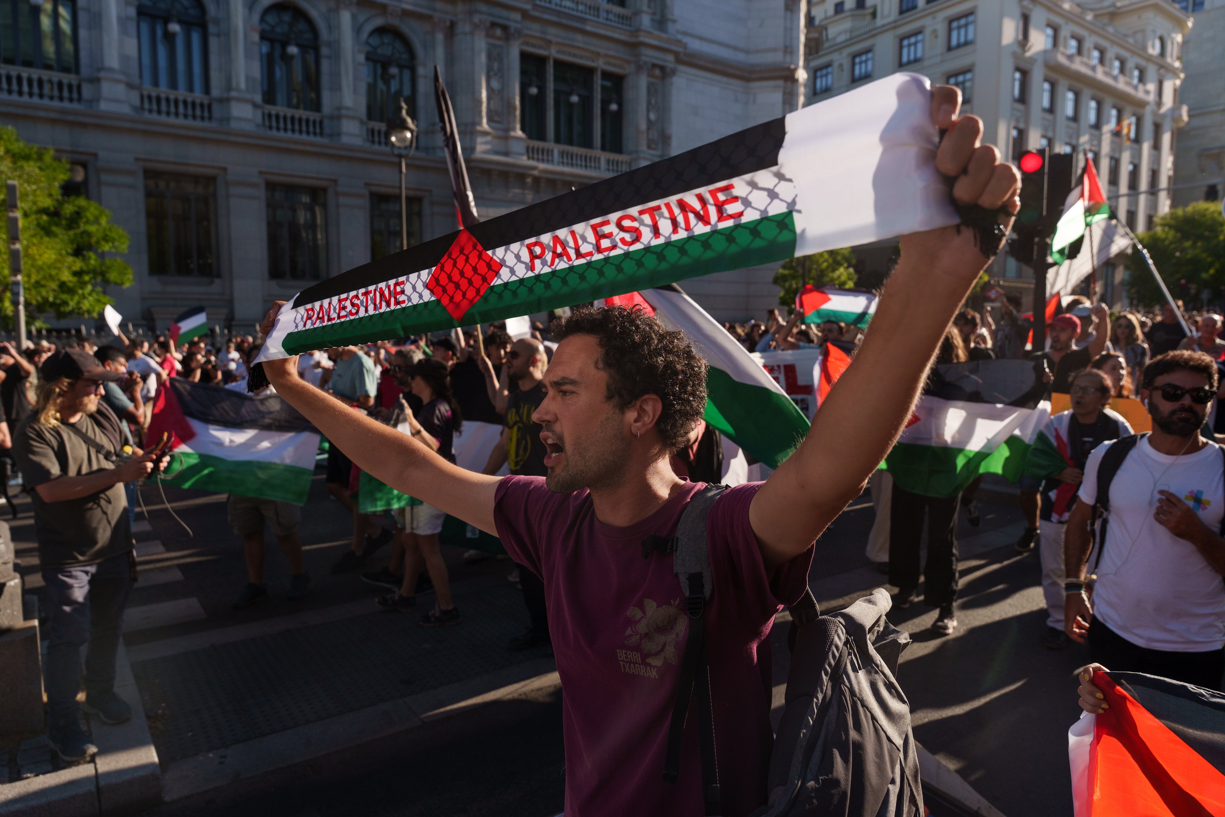 Un hombre sostiene un pañuelo con los colores de la bandera palestina este domingo en el centro de Madrid.