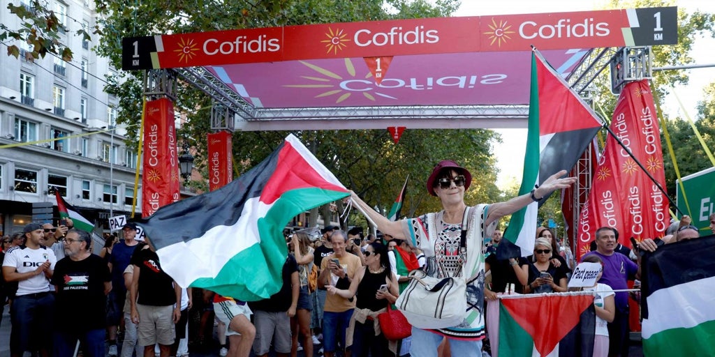 La Vuelta a España acaba en violencia total y sin llegar a la meta