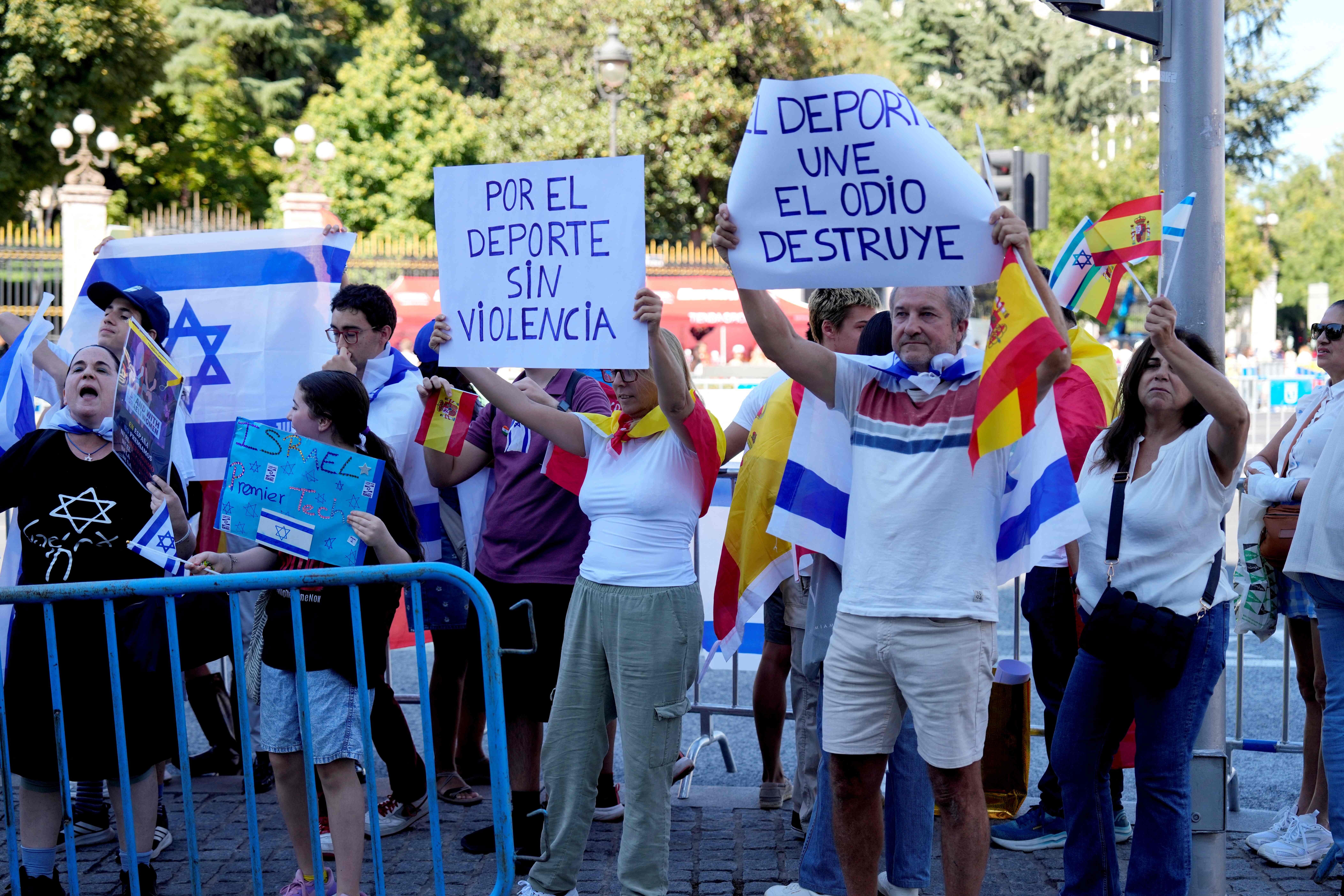 Manifestantes a favor de Israel en la etapa final de La Vuelta con pancartas a favor del deporte sin violencia.