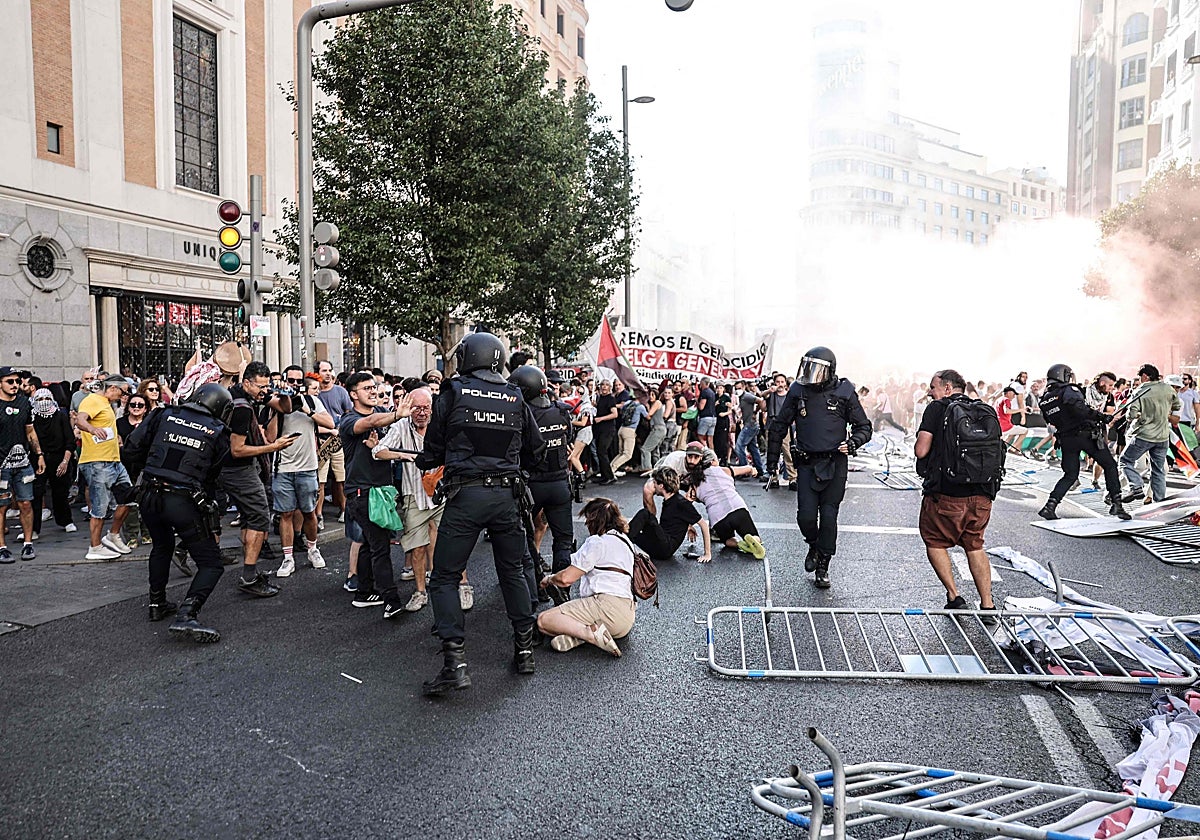 Cargas policiales en la Plaza de Callao en Madrid durante las protestas en la etapa final de la Vuelta.