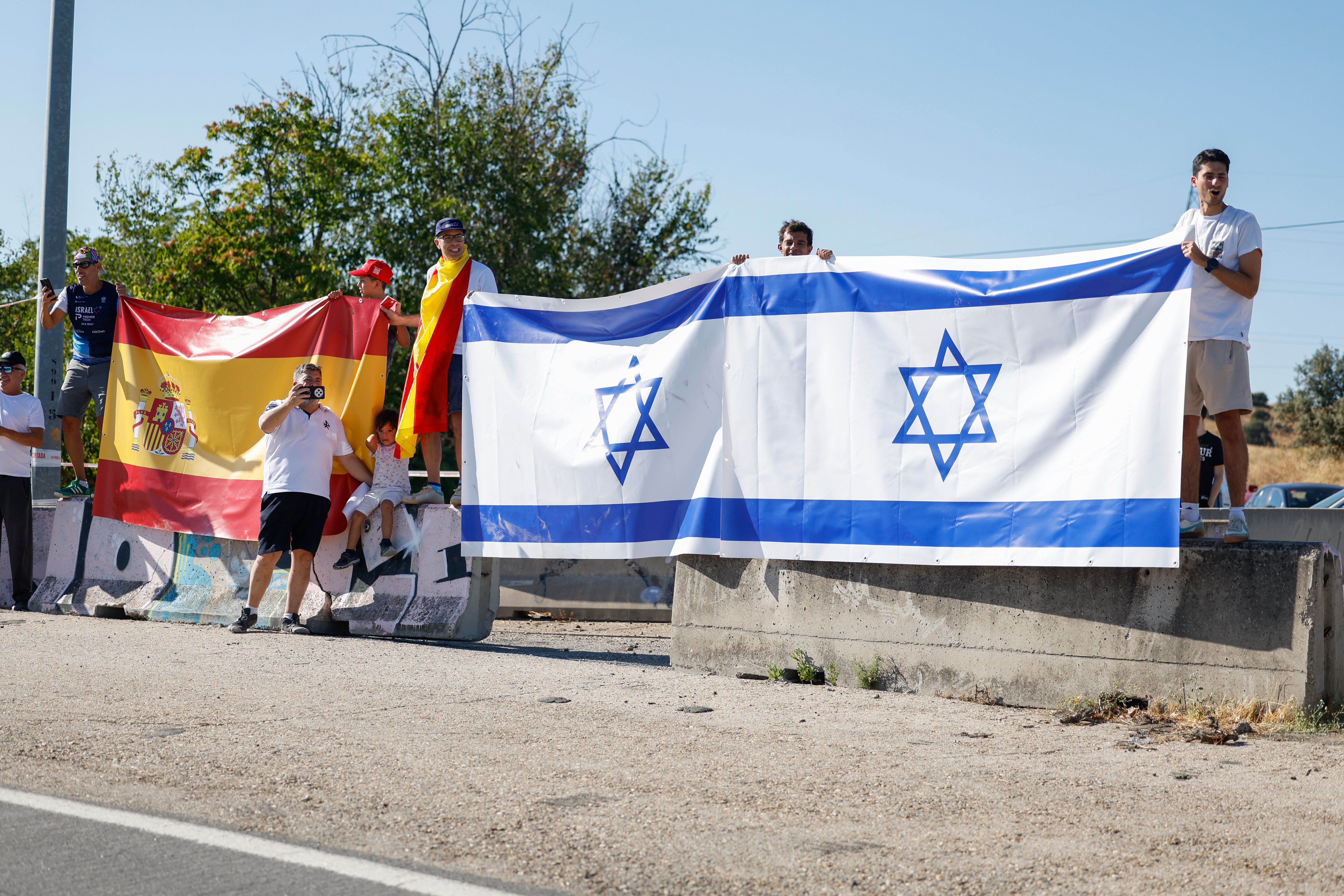 Banderas de España y de Israel a la salida de la última etapa de La Vuelta a España.