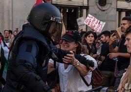 La Vuelta a España acaba en violencia total y sin llegar a la meta