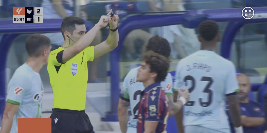 La justificación del VAR para anular el gol de Altimira en el Levante - Betis: «Si el defensor no se hubiera caído, podía haber interceptado ese balón»