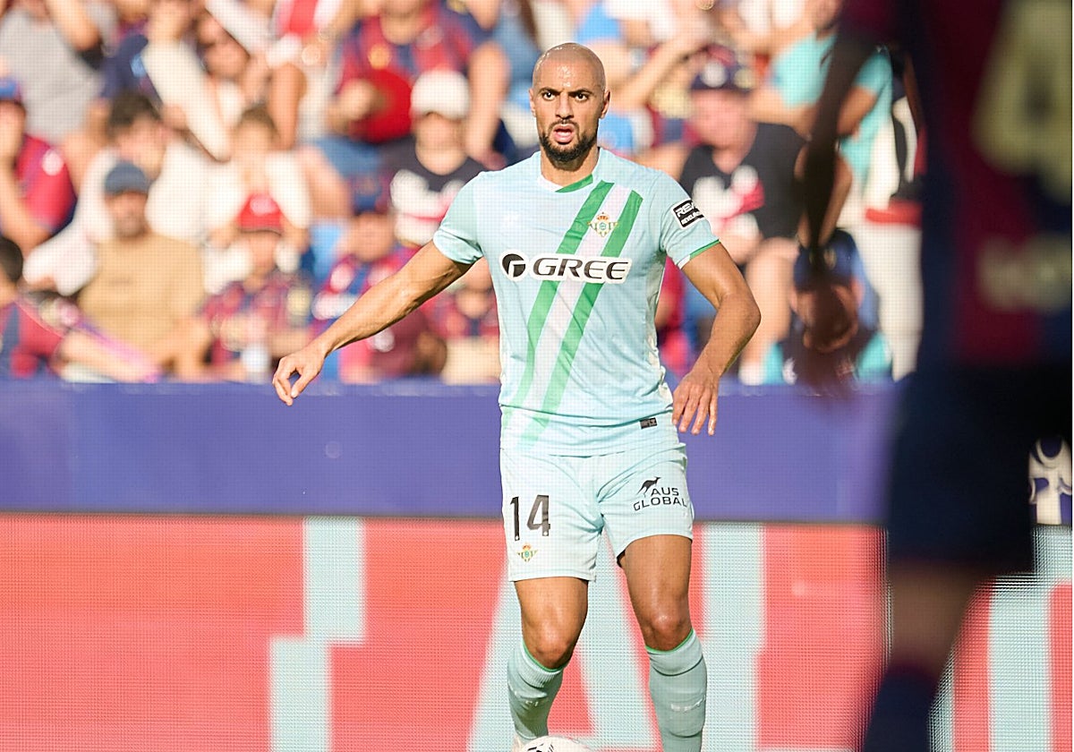 Sofyan Amrabat, durante su debut con el Betis ante el Levante