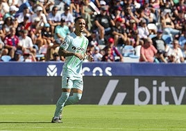 El mercado de fichajes tiene eco en el once del Betis