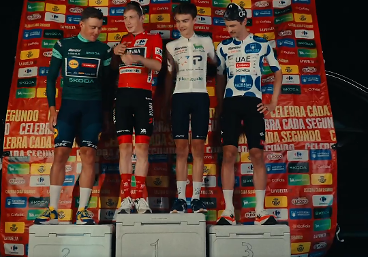 Vingegaard, junto a los finalistas de La Vuelta, en un podio improvisado en el parking del hotel