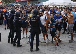 Cargas policiales contra los ultras del Olympique de Marsella en los aledaños del Santiago Bernabéu
