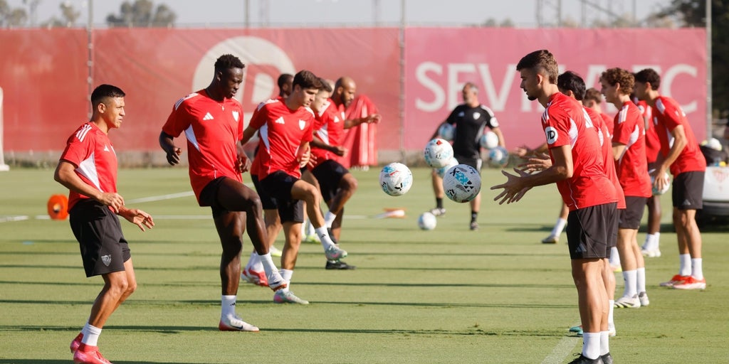 El Sevilla sigue preparando la visita al Alavés con Joan Jordán entrenando al margen