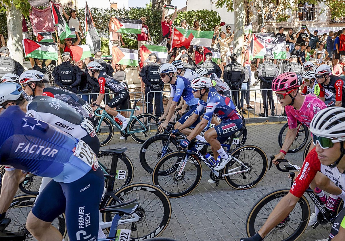 Las banderas de Palestina y el pelotón de la Vuelta
