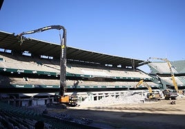 El Betis retira la cubierta del Benito Villamarín, un paso más en la obra de la nueva Preferencia