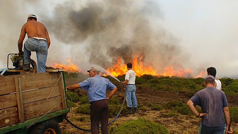 Vecinos del pueblo luchan contra las llamas en un monte gallego
