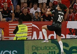 LaLiga denuncia los cánticos ofensivos dirigidos a Rafa Mir durante el Sevilla - Elche