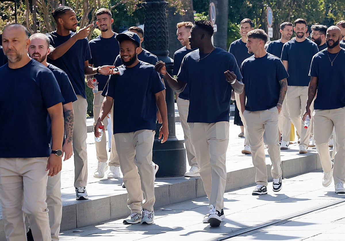 Los jugadores del Sevilla FC, ayer, camino a la Catedral para la ofrenda a la Virgen de los Reyes